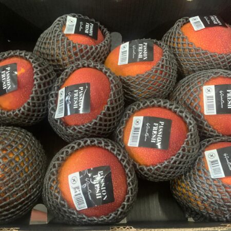Vers overgevlogen mango, per stuk, mooi groot en de allerlekkerste!!