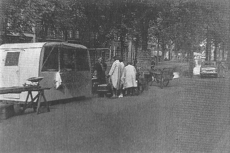 Het Van Harenspad in 1951. De caravan van visboer Scholte en de groentestal van Sally bij de Hoofdbrug.